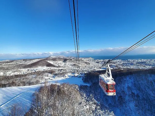搭乘纜車前往小樽的象徵天狗山觀景臺，一邊享受空中散步，一邊欣賞壯麗的小樽全景