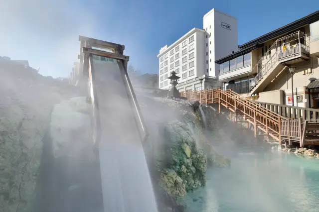 草津温泉のシンボル・湯畑の前に構える江戸時代創業の湯宿ホテル