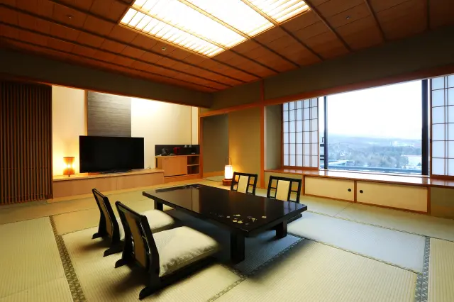 草津最大級の大浴場＆露天風呂で3種の源泉かけ流しを楽しめる、和の情緒に満ちた宿