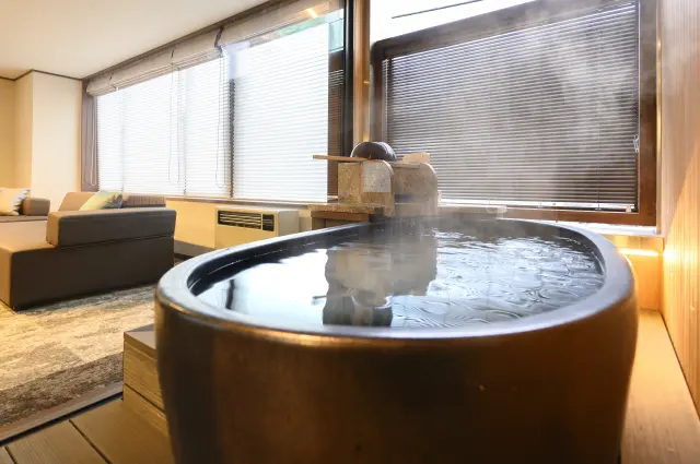 いくつもの老舗旅館が立ち並ぶ草津温泉街で、気軽に素泊まりができる宿