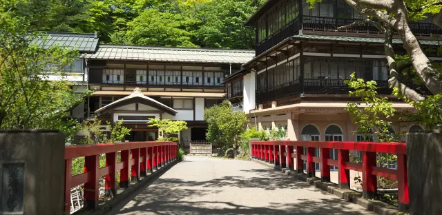 ジブリ映画に登場する湯屋のモデルになったと言われる、日本最古の木造湯宿建築の宿