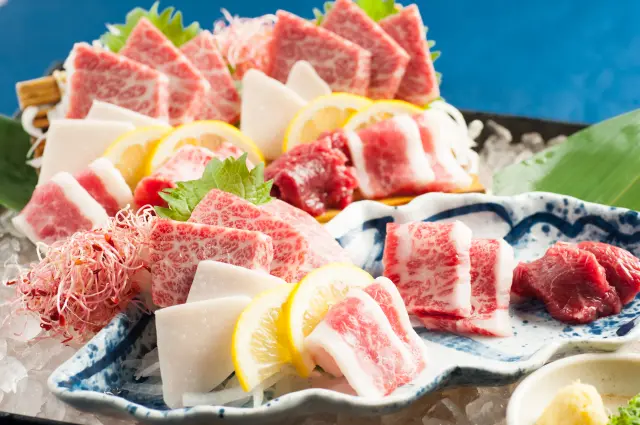 刺身や創作料理など、多彩なメニューで上質な馬肉を味わえるダイニング