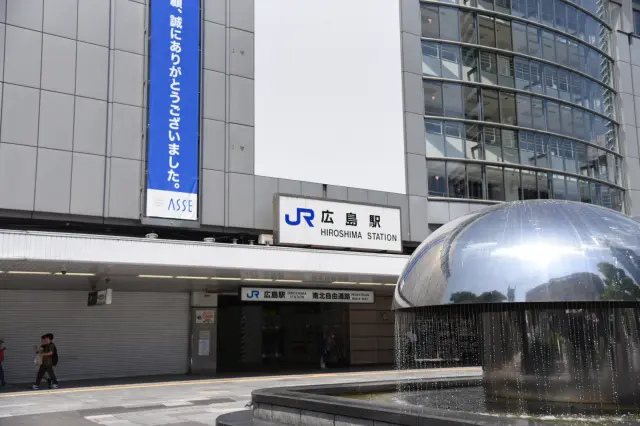 5条铁道路线交汇的JR广岛站，是市外观光与长途移动的重要交通枢纽