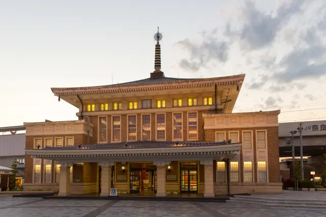 伝統的な和風のデザインと近代的な機能が融合したJR奈良駅