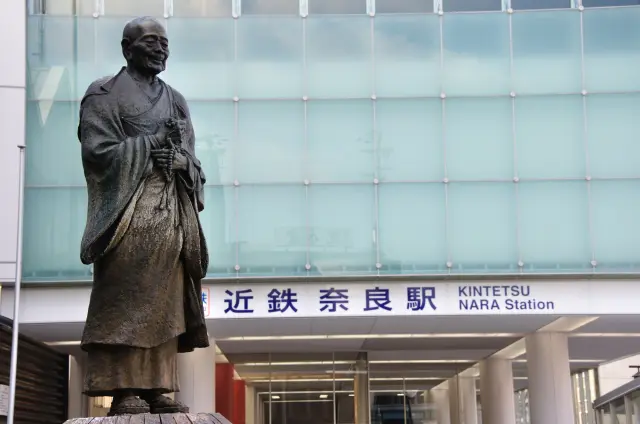 奈良時代の僧「行基（ぎょうき）」の銅像が出迎える近鉄奈良駅