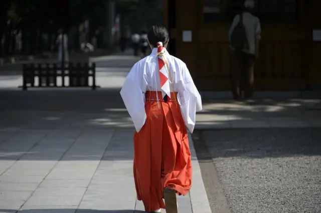Learning about Shinto rituals and worship etiquette from a Shinto priest.