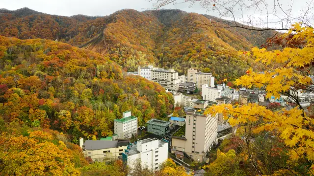 被紅葉環繞的登別溫泉街