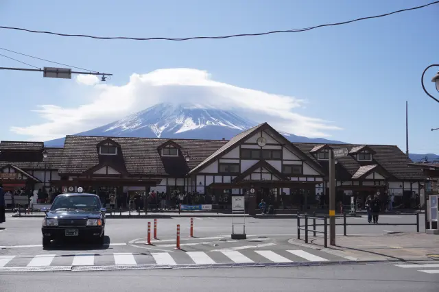 矗立在河口湖車站後方高聳入雲的富士山非常夢幻