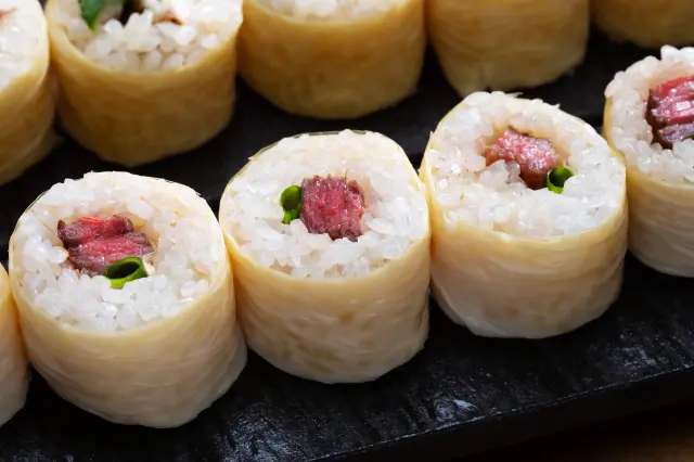 在老宅改建的現代日式空間裡，享用日光新名產「日光湯葉巻」的美味