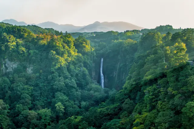 迫力ある滝が織りなす絶景を満喫
