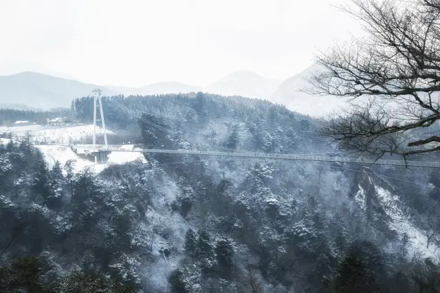 静寂に包まれた神秘的な風景が広がる