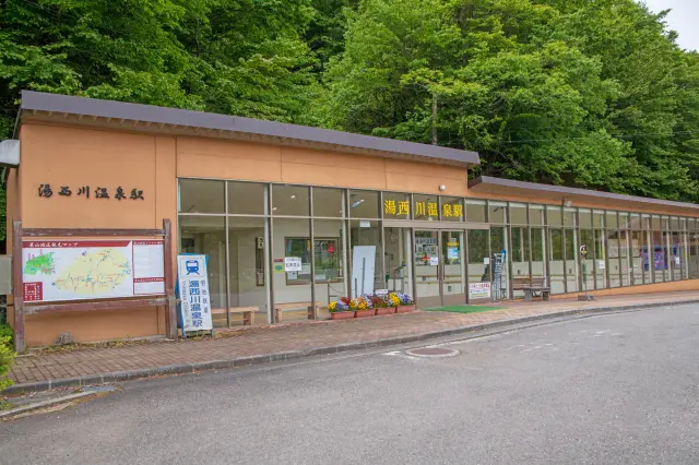 從東武日光站出發，約1小時即可抵達湯西川溫泉站