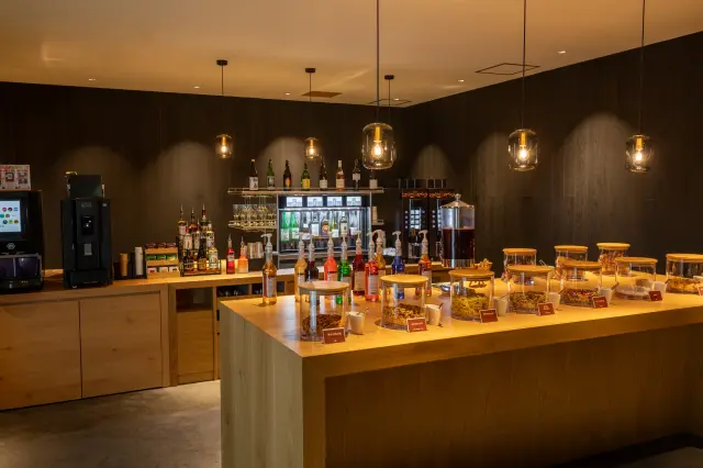 在大廳休憩空間，可免費享用25種以上的飲品與10種的零食