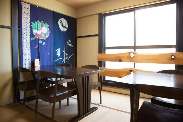 日室內備有輕鬆休閒的桌椅