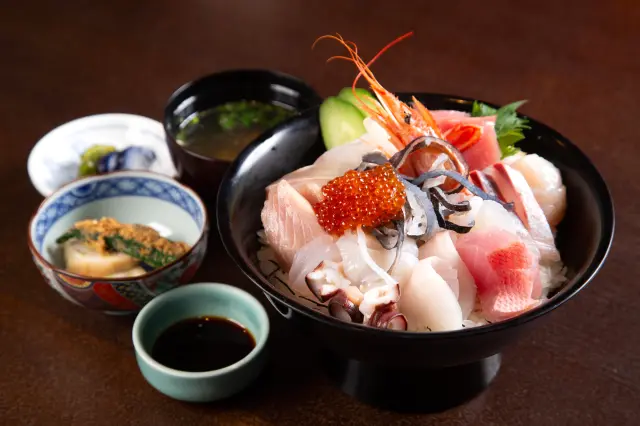 最熱門的午餐「主廚特製海鮮蓋飯」