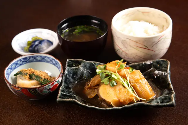 本日燉煮魚味道醇厚。燉煮和燒烤類風味絕佳