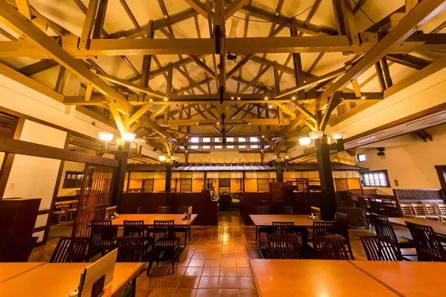 由酒藏改建而成的店內可享用美食與美酒