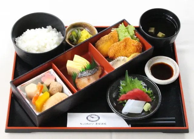 包含生魚片、茶碗蒸等多樣小菜的熱門午餐套餐「龍馬御膳」