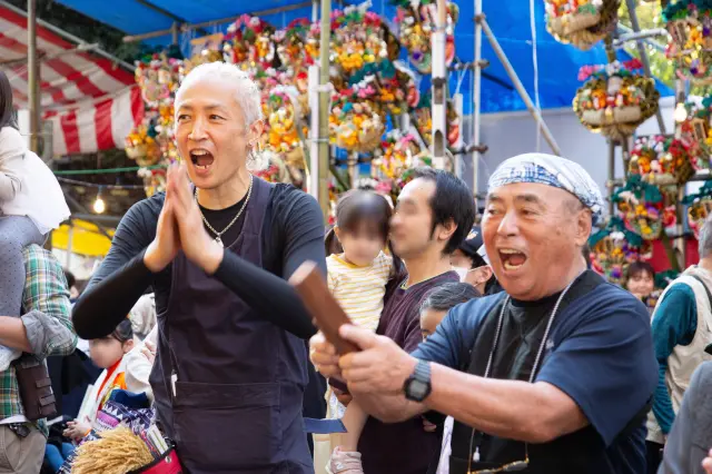 購買大聲呦喚並用木拍子和拍手當作結束