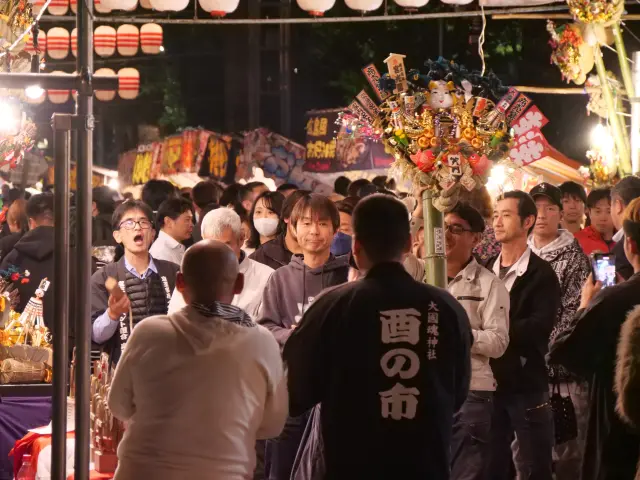 許多人會高舉購買的大型熊手