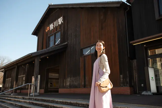 保留85餘年歷史的木造車站建築，歷史氛圍濃厚