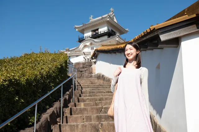 湛藍天空下的白漆牆面，顯得格外美麗