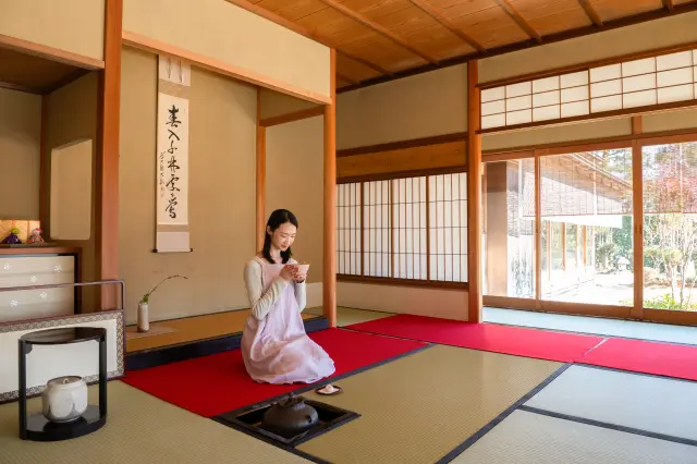在寧靜的和風空間中品茶