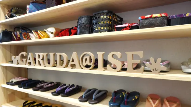 They also offer the popular basket-style bags.