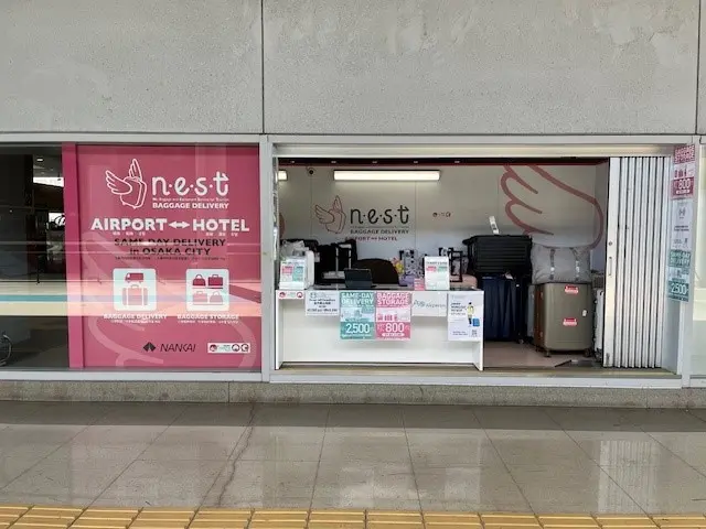 位於南海電鐵關西機場站的閘口外，醒目好找