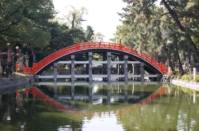 蒼翠樹木襯托下，朱紅色的「反橋」更加鮮豔奪目