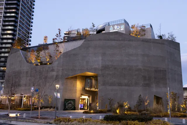 It's a 1-minute walk from the Shinko-cho bus stop.