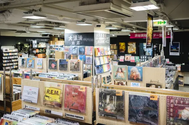 整齊地陳列的設計感十足的唱片套，讓整個空間彷彿變成美術館