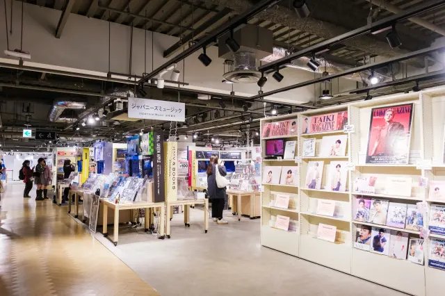 即使平日也有許多人潮，店內氛圍活絡