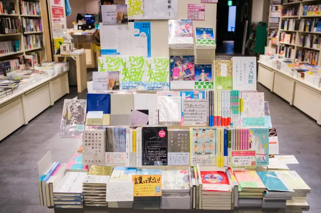 反映短歌熱潮的熱門詩集區