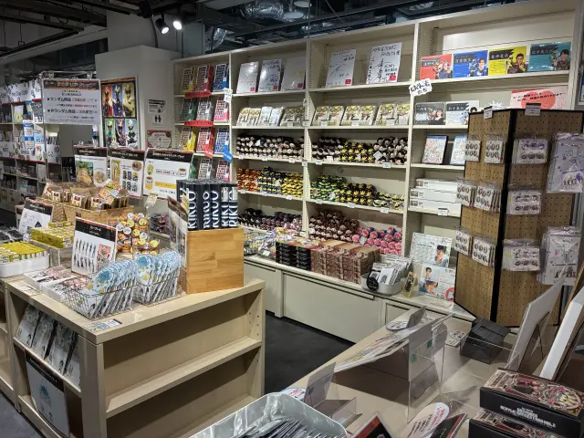 各式各樣的周邊商品陳列的快閃專區