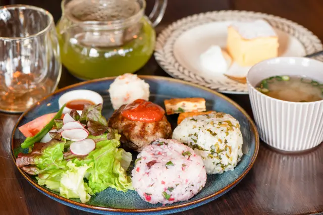 漢堡醬汁和沙拉醬都是店家自製的