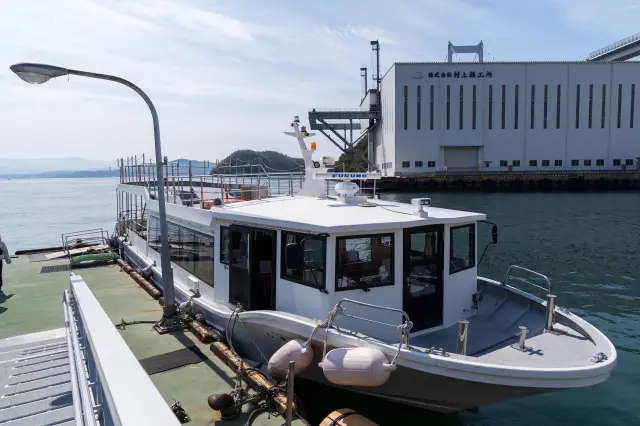 在觀潮船上可從船艙內或甲板上甲板上賞景