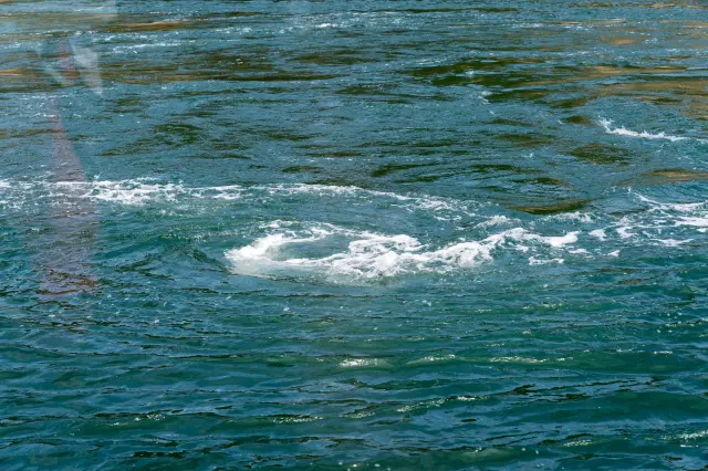 在渦流出現的地點若關閉引擎，連船也會被海流捲走