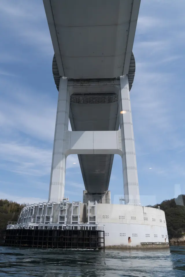 逐漸接近固定橋懸索的錨碇裝置「錨碇座」