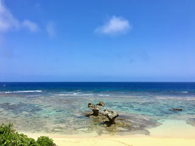 以心形岩石聞名，深受情侶喜愛的熱門海灘