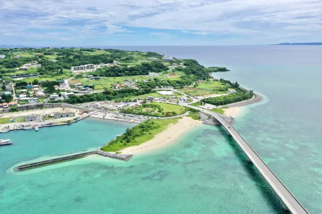 延伸至古宇利大橋橋腳下的海灘