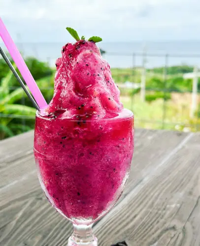 ハートロック近くの高台に建つ、絶景自慢の泊まれるカフェ