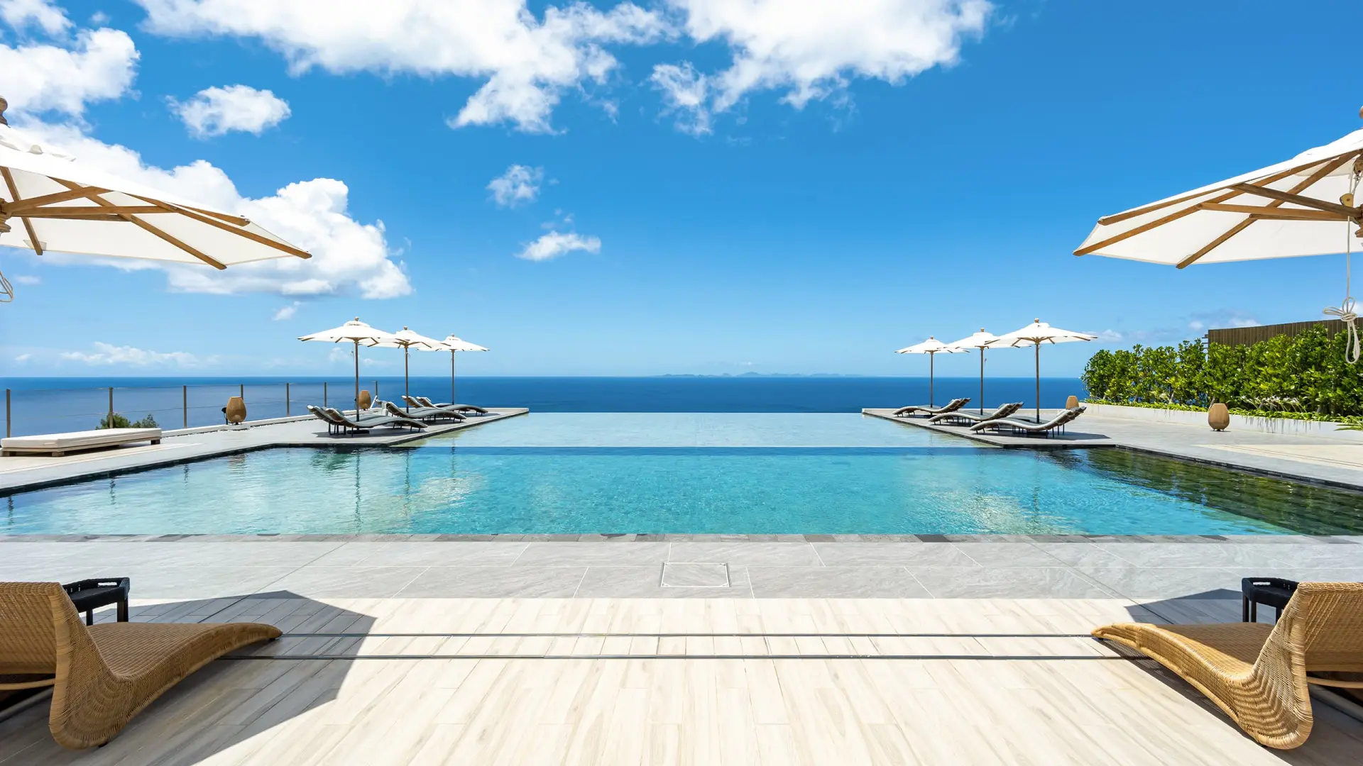 享受絕美的翡翠綠海景與沖繩食材，全室為海景房的度假飯店