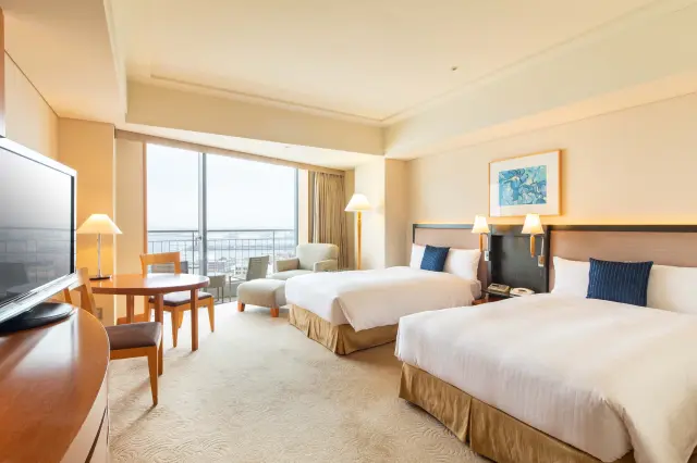 目の前に大観覧車。海風と夜景が心癒すみなとみらいの高級ホテル