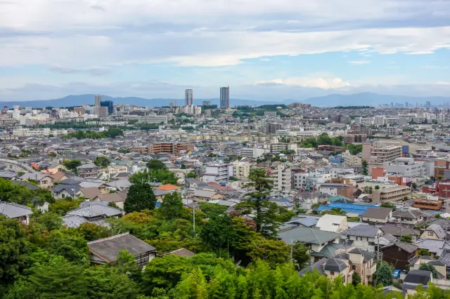與豐富的自然風光融為一體的箕面街景