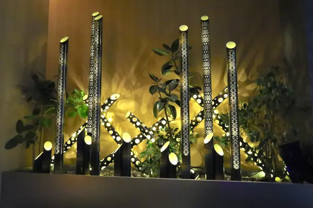An art piece inspired by bamboo creates an oriental ambiance to welcome you