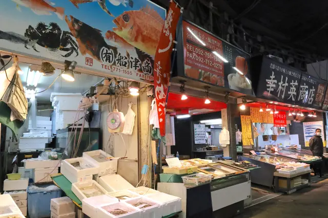 「柳桥连合市场」里有众多贩售鲜鱼和特产品的商店，气氛活络！