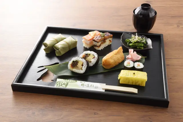 The bargain set of Nara’s famous specialty, sushi on the persimmon leaf, numbers limited.