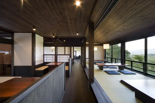 A specialty shop for Kakinoha sushi, a traditional local food of Nara, on Mt.Yoshino where cherry blossoms and autumn leaves are stunning.