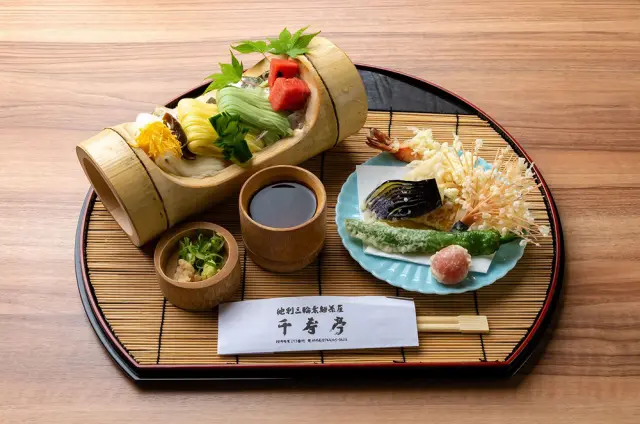 Enjoy beautifully presented Miwa somen noodles in the birthplace of somen.